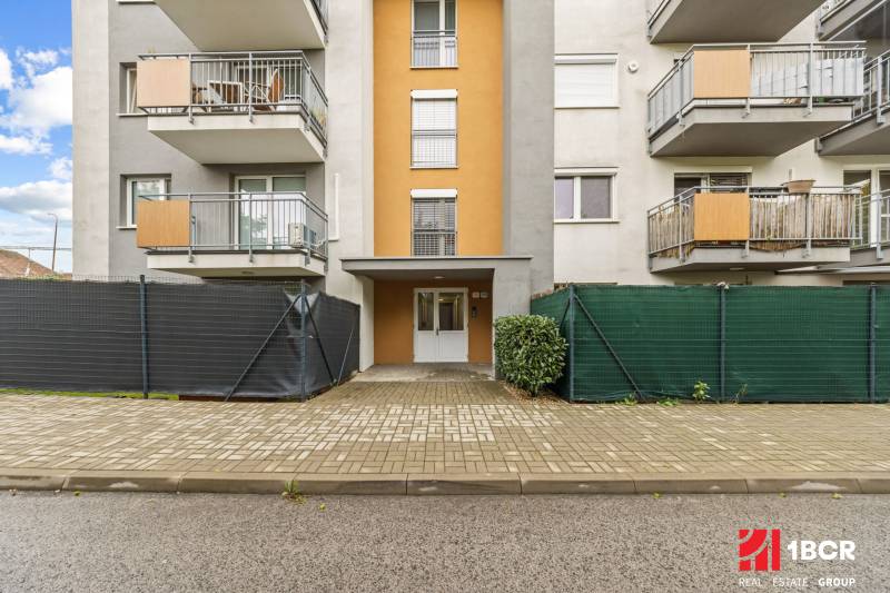 Eingang zum Gebäude, mit Balkonen, in der Mahulanka-Straße in Pezinok, geeignet für eine 2-Zimmer-Wohnung.