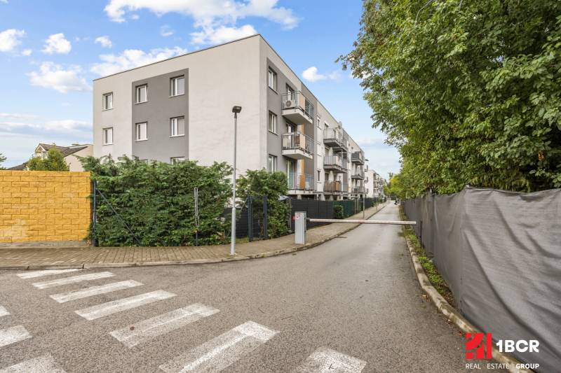 Mahulanka-Straße in Pezinok mit einem Wohnhaus, ideal für eine 2-Zimmer-Wohnung.