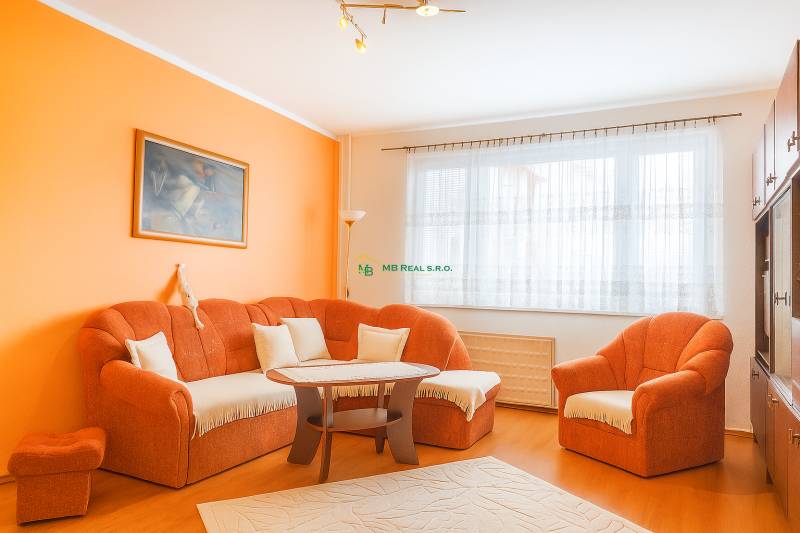 Wohnzimmer mit orangefarbenem Sofa, Boden mit Holzdekor, 2-Zimmer-Wohnung.