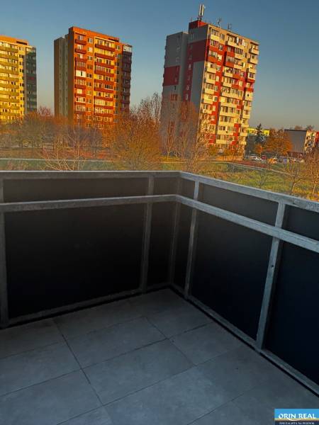 Der Balkon einer 2-Zimmer-Wohnung in der Okružná-Straße in Pezinok mit Blick auf die umliegenden Plattenbauten.