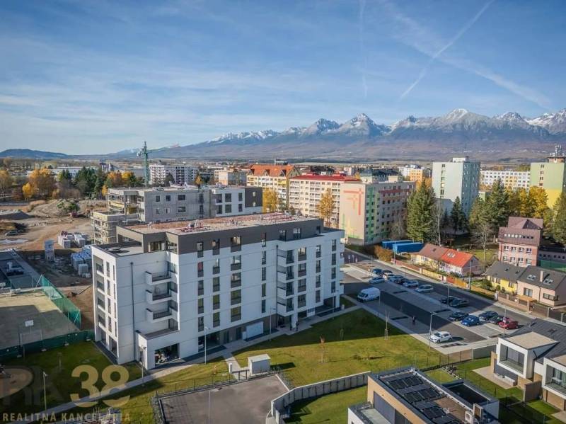 Ein Gebäude in Poprad mit Blick auf die Tatra, geeignet für eine 2-Zimmer-Wohnung.