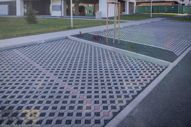 Parkplatz mit Pflastersteinen und Grünflächen in Poprad bei einer 2-Zimmer-Wohnung.