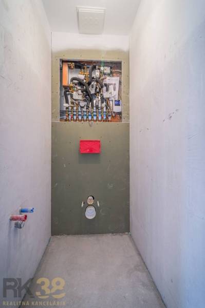 Installation von sanitären Anlagen in einer Zweizimmerwohnung mit Holzbodenoptik.