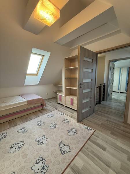 Kinderzimmer in einer 4-Zimmer-Wohnung mit Holzboden und dekorativem Teppich.