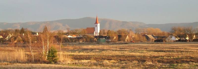 Panorama des Dorfes Studienka in der Straße Pod Borovicou mit der Kirche, ideale Lage zum Wohnen.