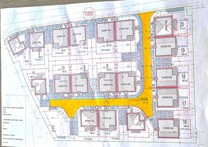 Städtebauliche Studie von Grundstücken für Wohnzwecke in Studienka, Straße Pod Borovicou, Plan von Häusern und Straßen.