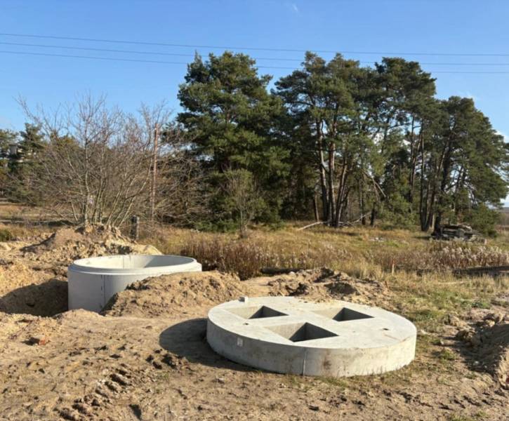 Betonkonstruktionen zum Wohnen, Studienka, Pod Borovicou, umgeben von Vegetation und Bäumen.