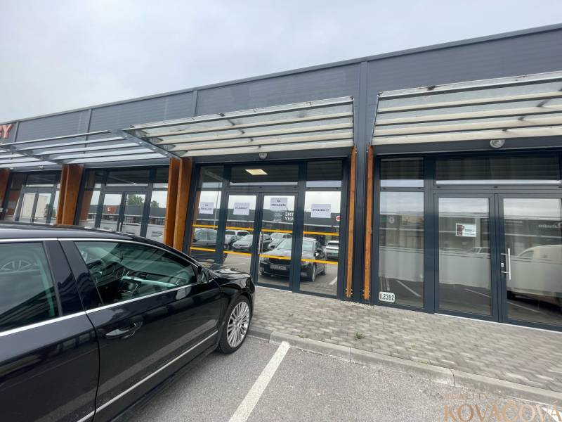 Geschäftsräume in der Brnianska-Straße in Trenčín mit Glasfassade und Parkplatz.