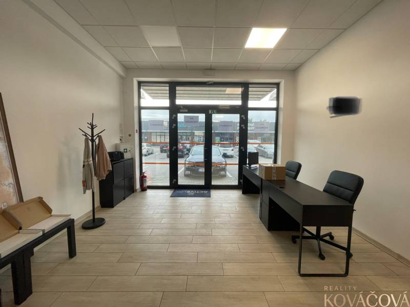 Innenräume von Geschäftsräumen mit Möbeln und Bodenbelägen in Holzoptik.