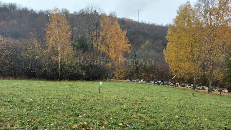 Herbst auf den Erholungsgrundstücken in Konské pod Podhradím mit Wald und Grün auf dem Hügel.