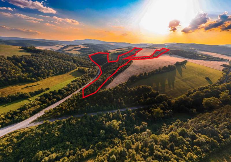 Sonnenuntergang über landwirtschaftlichen und forstwirtschaftlichen Flächen in Rokycany, markiert mit einer roten Linie.