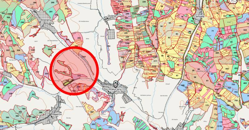Die Katasterkarte zeigt die Aufteilung der landwirtschaftlichen und forstwirtschaftlichen Grundstücke in der Umgebung von Rokycany.