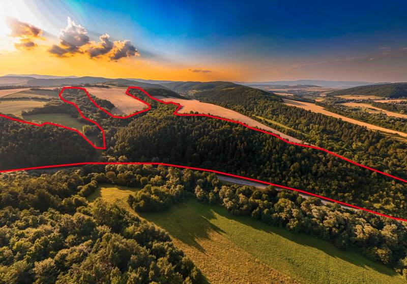 Sonniger Blick auf landwirtschaftliche und forstwirtschaftliche Flächen in der Umgebung der Stadt Rokycany.