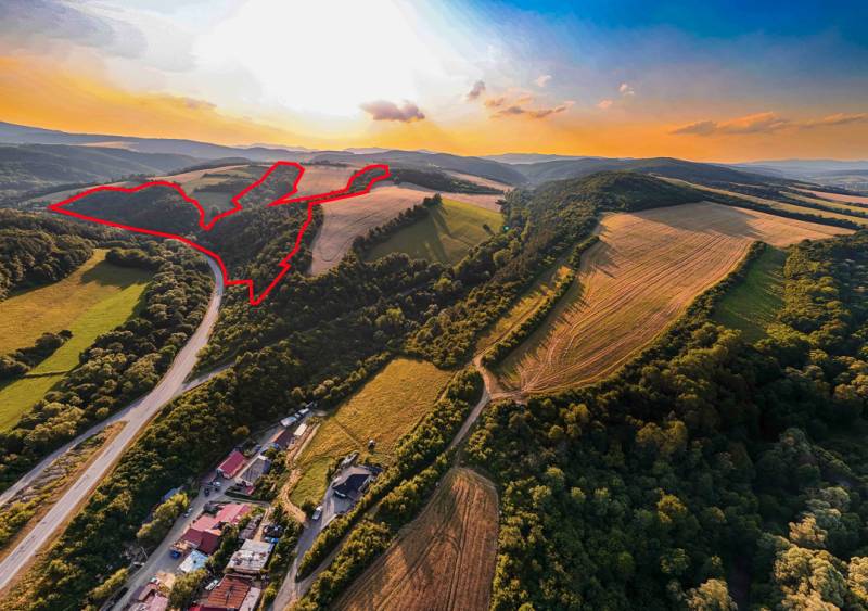 Luftaufnahme von landwirtschaftlichen und forstwirtschaftlichen Flächen in der Umgebung von Rokycany bei Sonnenuntergang.