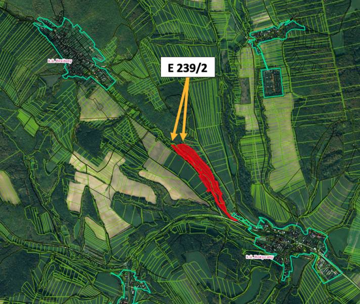 Luftaufnahme von landwirtschaftlichen und forstwirtschaftlichen Flächen in der Umgebung von Rokycany mit markiertem Grundstück.