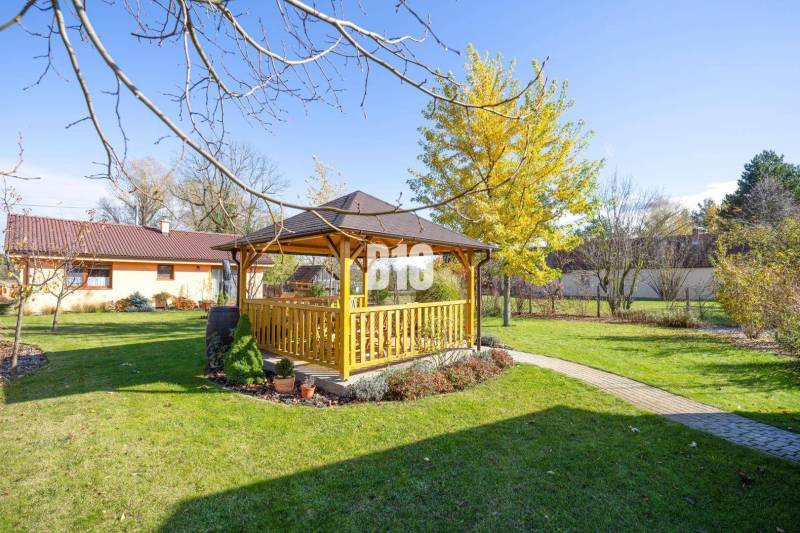 Der Garten des Einfamilienhauses in Bílkových Humence mit Pavillon und gepflegtem Rasen.