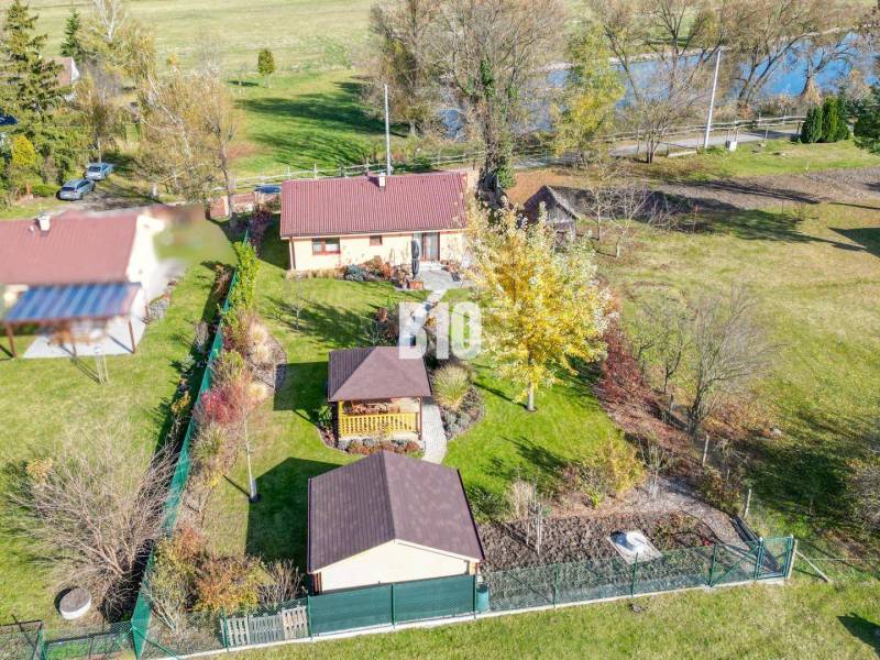 Ein Einfamilienhaus in Bílkove Humence mit großem Garten, Pavillon und umliegendem Grün.
