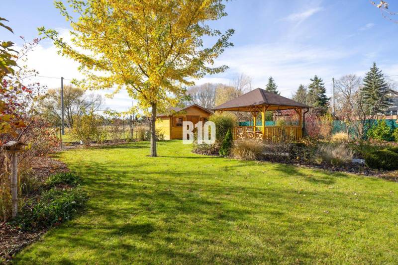 Der Garten des Einfamilienhauses in Bílková Humenka mit Pavillon und grünem Rasen.