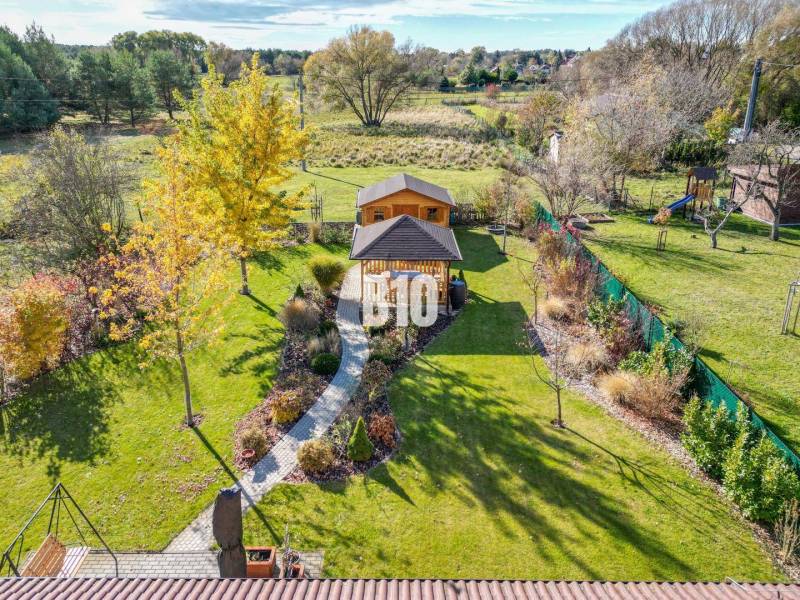 Garten bei einem Einfamilienhaus in Bílkove Humence mit Gartenpavillon und Grünflächen.
