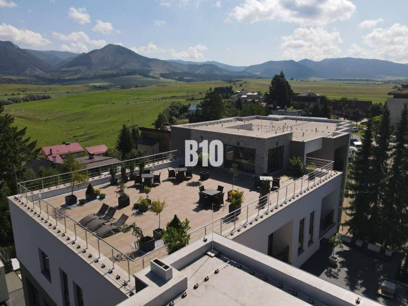 Rajecké Teplice, M. R. Štefánika: Ein Gebäude mit einer geräumigen Terrasse und Blick auf die Berge.