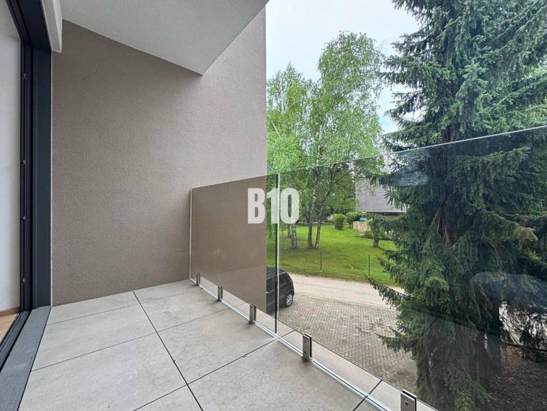 Balkon mit verglästem Geländer mit Blick ins Grüne in einer 2-Zimmer-Wohnung.