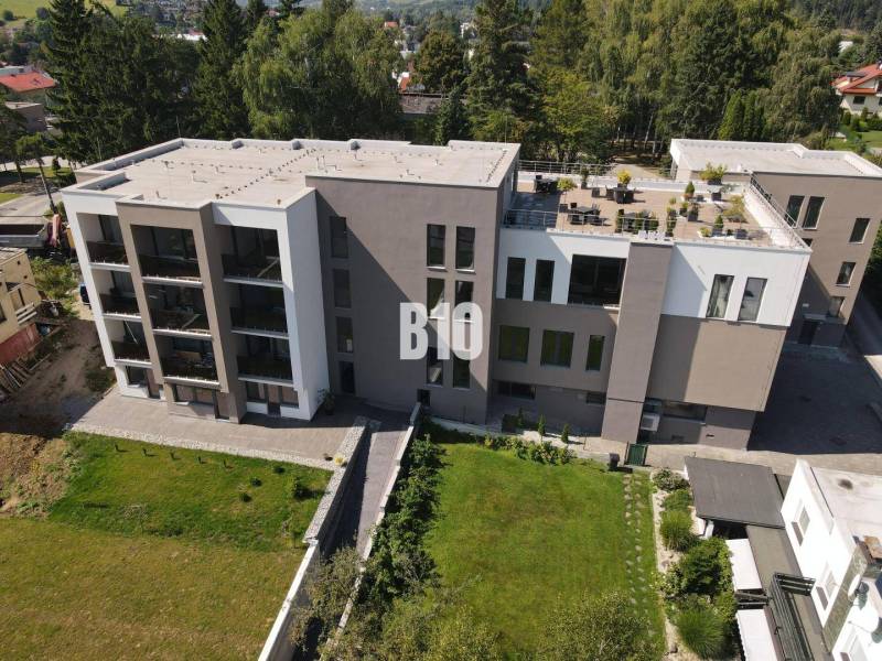 Wohnkomplex in der M. R. Štefánik-Straße in Rajecké Teplice, umgeben von Grünflächen.