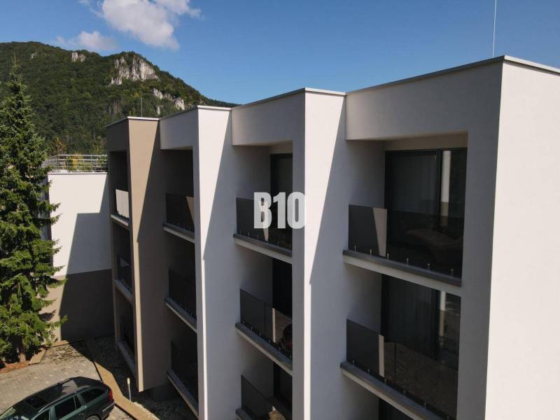 Wohnkomplex in der M. R. Štefánik-Straße in Rajecké Teplice, umgeben von Natur.