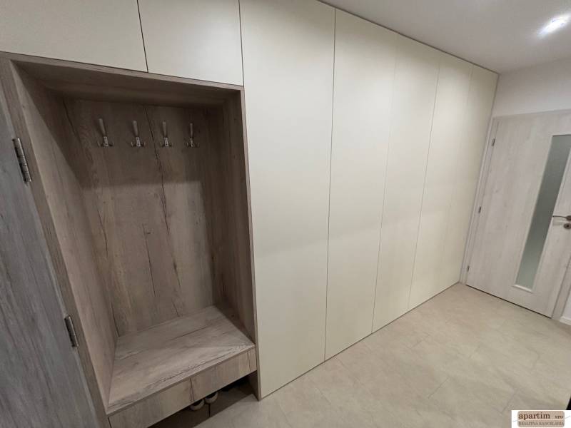 Einbauschrank mit Haken und Regal in einer 2-Zimmer-Wohnung.