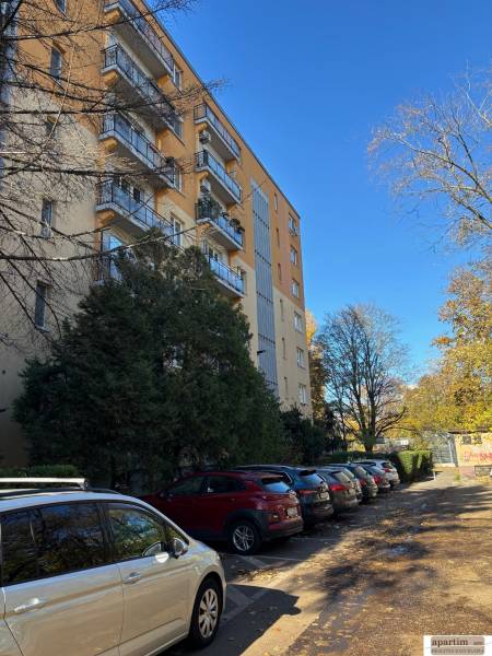 Ein Wohnhaus mit geparkten Autos in der Zálužická-Straße in Bratislava - Ružinov.