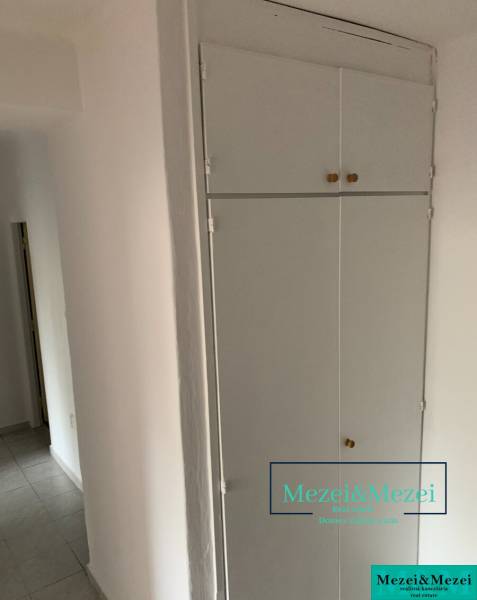 Weißer Einbauspeicher und Fliesen in einer 2-Zimmer-Wohnung.