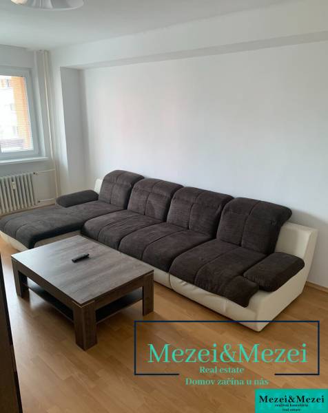 Ein Sofa-Set mit Couchtisch in einer 2-Zimmer-Wohnung, Boden mit Holzdekor.