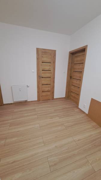 Holzboden-Dekor und Innentüren aus Holz in einer 2-Zimmer-Wohnung.