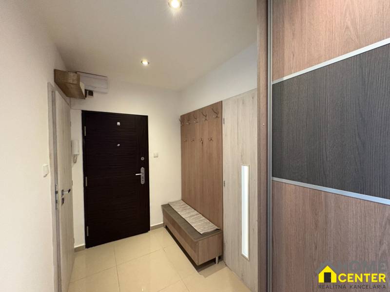 Eingangshalle einer 3-Zimmer-Wohnung mit Schrank und Garderobe, helle Umgebung.