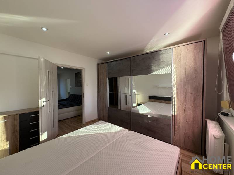 Schlafzimmer mit Einbauschrank und natürlichem Licht in einer 3-Zimmer-Wohnung.