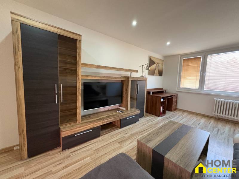 Wohnzimmer in einer 3-Zimmer-Wohnung mit Holzboden und modernen Möbeln.