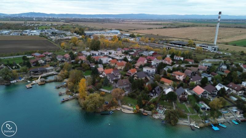 Luftaufnahme von Einfamilienhäusern in Rovinka in Košariská am See mit natürlicher Szenerie.