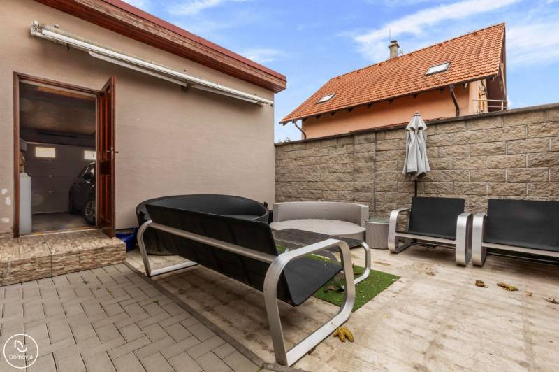 Terrasse mit Sitzbereich beim Einfamilienhaus in der Straße Košariská in Rovinka.