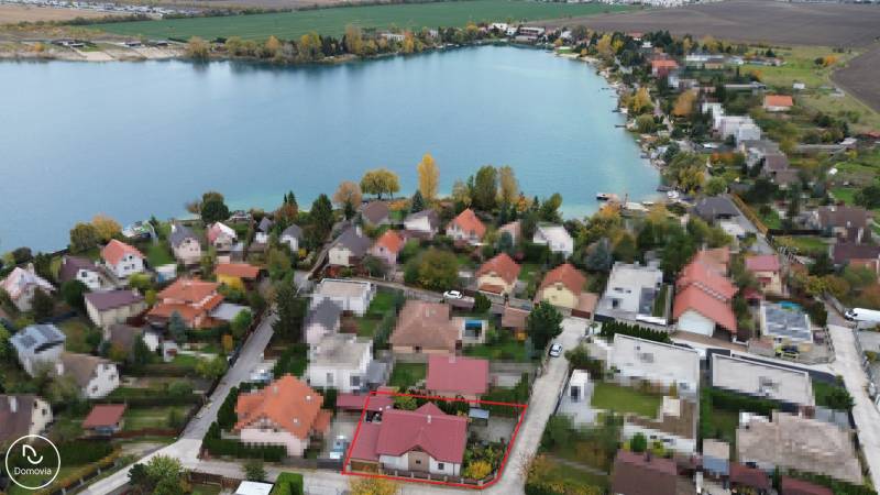 Luftaufnahme von Košariská in Rovinka mit Einfamilienhäusern am See.