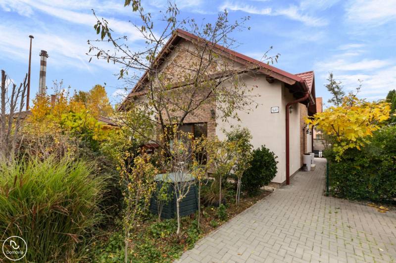 Einfamilienhaus in der Straße Košariská in Rovinka mit Zufahrtsstraße und Vegetation.