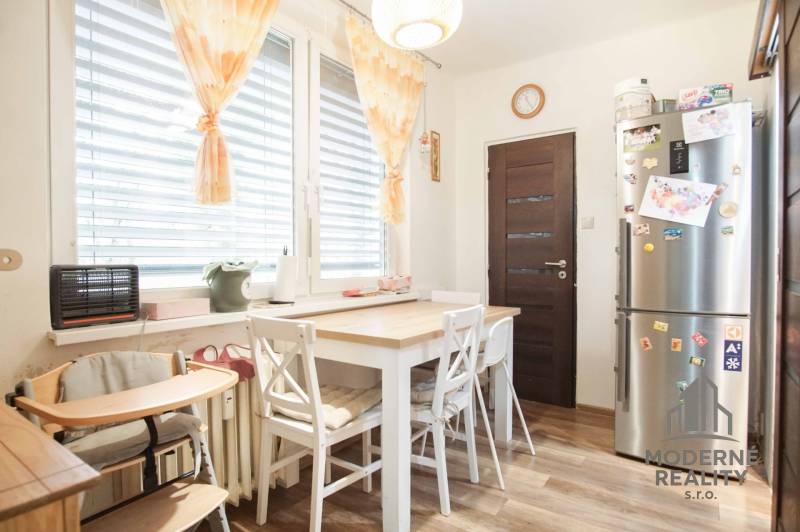 Esszimmer mit Küchentisch, Stühlen und Boden in Holzoptik, 3-Zimmer-Wohnung.