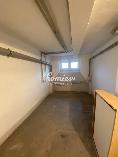 Nitra: Einfamilienhaus, Keller mit kleinen Fenstern und Rohren entlang der Wände.