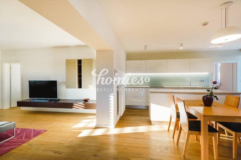 Ein Einfamilienhaus mit offener Küche, Holzboden-Dekor und Esstisch.