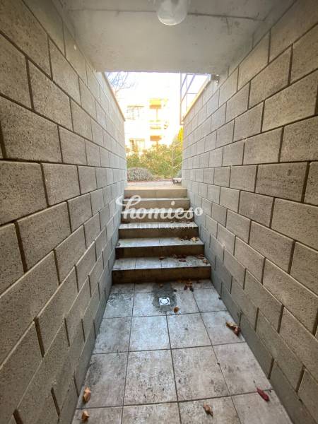 Kellereingang in einem Einfamilienhaus in Nitra mit Steinwänden und Treppen.