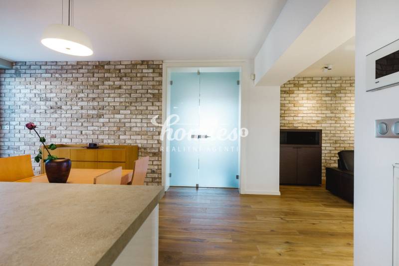 Esszimmer eines Einfamilienhauses mit Ziegelwand und Holzboden.