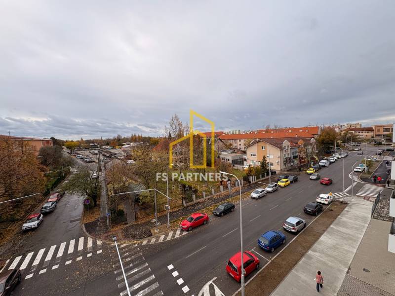 Blick auf die Straße mit Autos und Gebäuden in Komárno, in der Nähe einer Wohnung mit 5 oder mehr Zimmern.