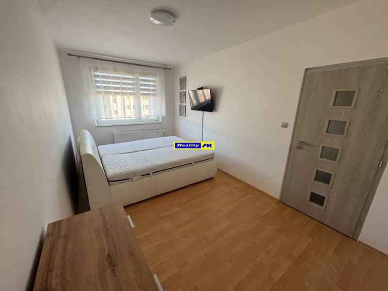 Schlafzimmer mit Doppelbett, Holzboden und Möbeln in einer 3-Zimmer-Wohnung.