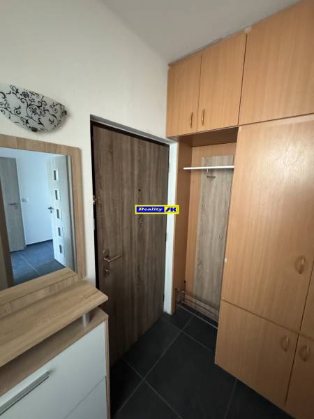 Eingangsbereich mit Stauraum in einer 3-Zimmer-Wohnung, Boden mit Holzdekor.