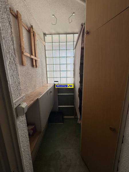 Stauraum in einer 3-Zimmer-Wohnung mit Regalen und einer verglasten Wand.