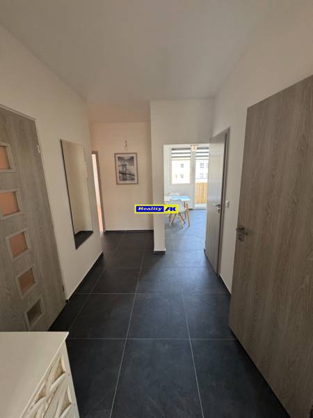 Eingangsflur in einer 3-Zimmer-Wohnung mit dunklem Boden und hellen Wänden.