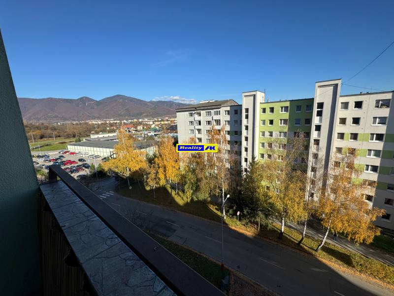 Blick aus der Wohnung auf Aurela Stodolu in Martin, im Hintergrund Hügel und ein Plattenbau.